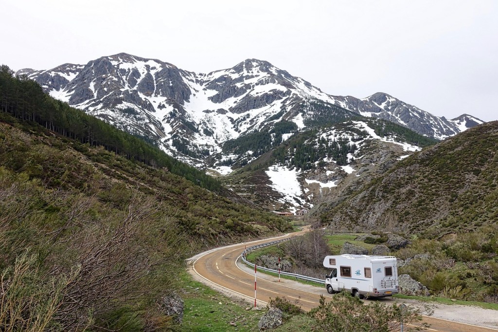 Conquer the Climb: Smart RV Travel Tips for Mountain&nbsp;Adventures